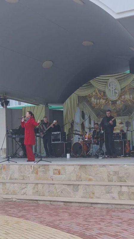 Для зрителей горячий чай и солдатская каша на полевой кухне