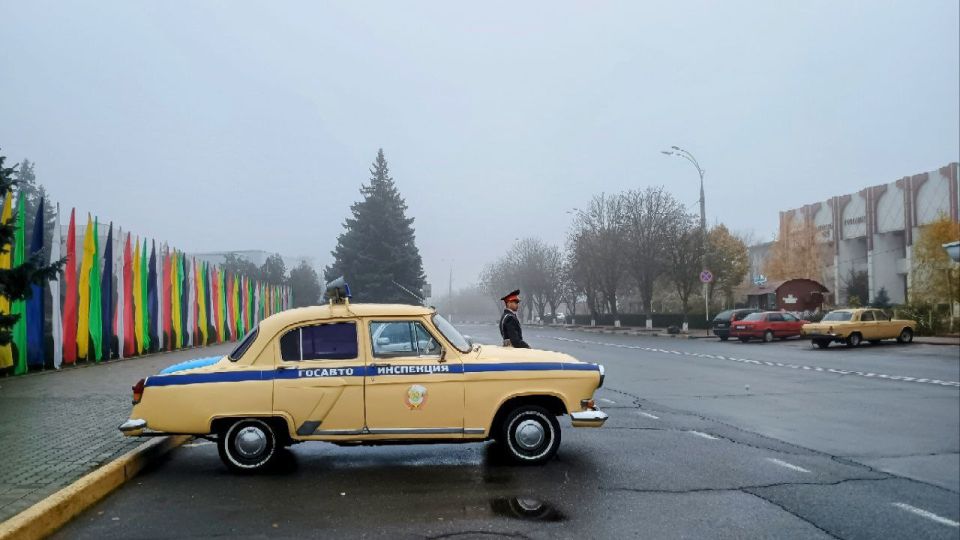 Сегодня на приднестровских улицах — ретро-посты ГАИ: инспекторы в советской форме и легендарные «Волги» и «Жигули» напоминают о преемственности поколений и службе во имя порядка