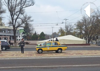 В центре Тирасполя за порядком следит советский милиционер
