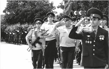 Вадим Красносельский возглавляет колонну милиционеров Бендер, 2003 год