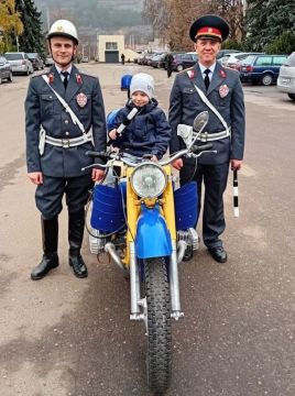 Самого маленького сотрудника ГАИ засняли в Каменке