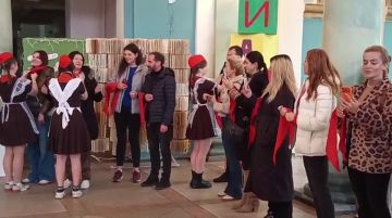 Туристов из Румынии посвятили в пионеры в Чобручах