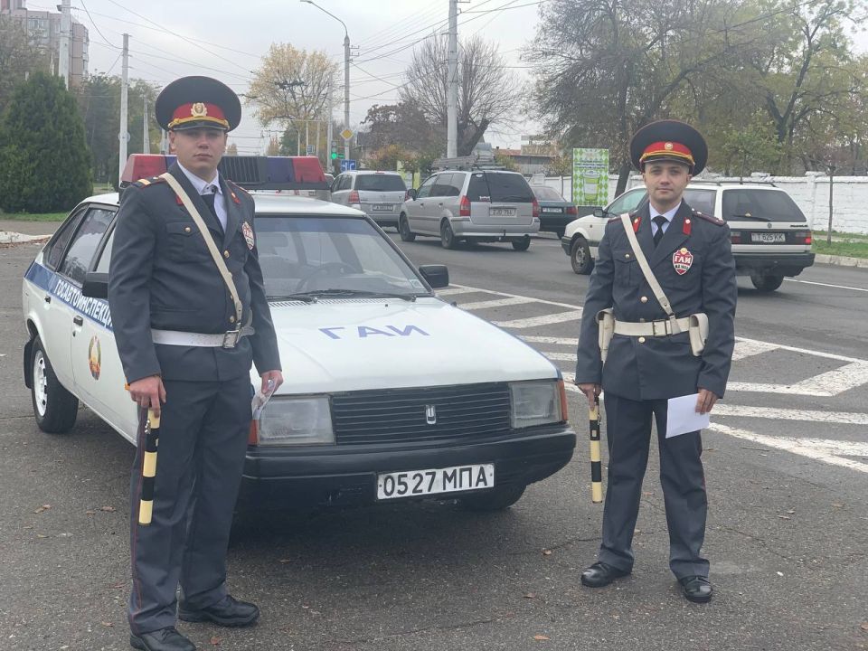 У поста ГАИ в Бендерах этим утром можно было встретить «машину времени» — инспекторов в форме времён СССР, ретро-«Москвич» и легендарную рацию «Виола»