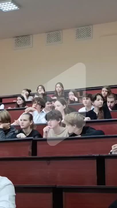 Какую сделку собирался совершить Матроскин, когда планировал купить корову, которую одолжил на время?