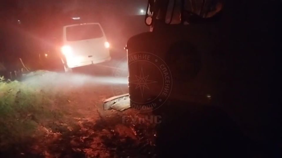 Бендерские спасатели помогли вытянуть застрявший автомобиль в Варнице