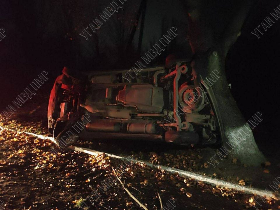 Пьяный водитель в Рыбнице сломал ребро, когда врезался в дерево из-за превышения скорости и машина перевернулась