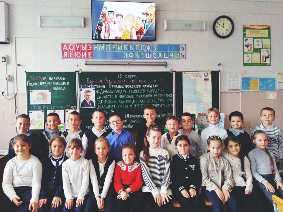 Вчера в Бендерской средней школе № 18 прошёл единый классный час на тему «История приднестровского народа»