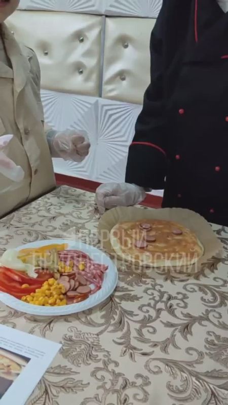 Тонкое тесто, грибы, помидоры и много сыра – Даниэль готовит свою первую пиццу