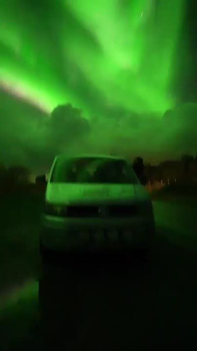Норвежский тиктокер заснял полярное сияние, которое вчера наблюдали в Европе