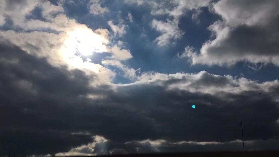 Как стремительно бегут облака — от хмурого оттенка к ясному