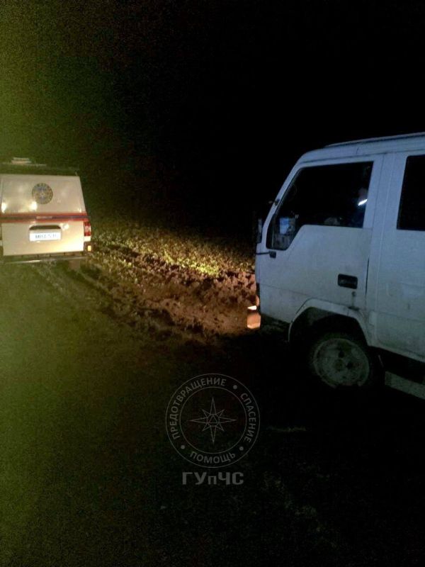 Застрявший бус, разбитое лобовое, поцарапанный автомобиль и ревнивый бывший — сводка МВД и ГУпЧС