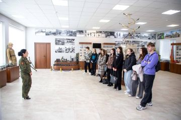 СТОЛИЧНЫЕ ШКОЛЬНИКИ ПОЗНАКОМИЛИСЬ С ИСТОРИЕЙ ВООРУЖЕННЫХ СИЛ