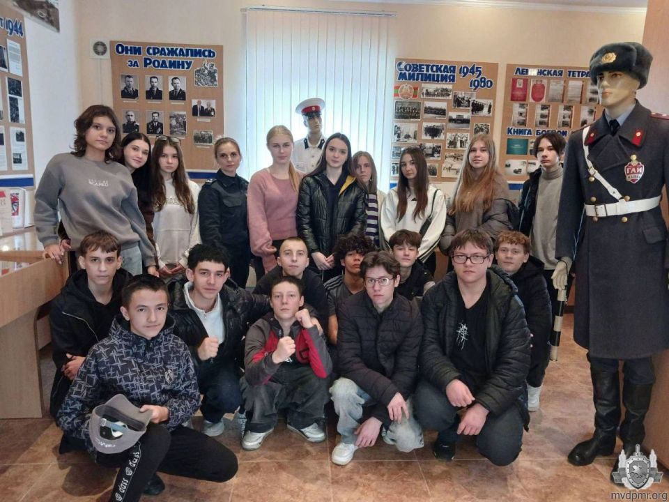 Девятиклассники русской школы № 10 побывали в музее Рыбницкого отдела внутренних дел