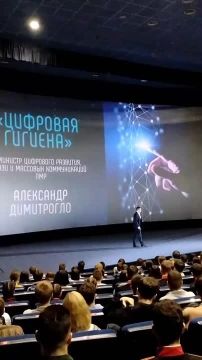 В кинотеатре «Тирасполь» начался Открытый урок с министром цифрового развития, связи и массовых коммуникаций ПМР Александром Димитрогло