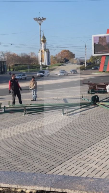 В Тирасполе на площади возле памятника Суворову начали устанавливать главную ёлку страны