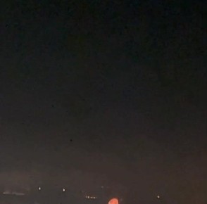 #Киев Киев сегодня ночью. Сбитый БПЛА падает на живые постройки