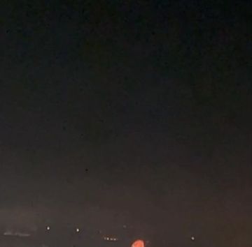 #Киев Киев сегодня ночью. Сбитый БПЛА падает на живые постройки