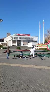 Ёлку устанавливают в Тирасполе возле Суворова