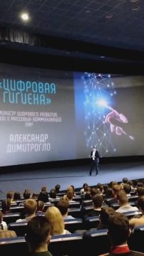 В кинотеатре «Тирасполь» прошёл открытый урок «Цифровая гигиена» с министром цифрового развития ПМР Александром Димитрогло