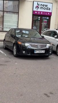 Украинский блогер заснял, сколько машин на украинских номерах он нашёл в одном из дворов Кишинёва - практически все машины на видео приехали из Одессы