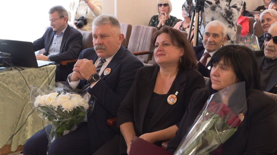 Председатель Бендерского горсовета народных депутатов ЮрийКара, а также и. о. заместителя главы госадминистрации Бендер по социальным вопросам Наталья Карлетова поздравили коллектив гимназии с большим юбилеем и вручили...