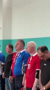 Тишина на площадке, игроки в масках, ориентир – на звук мяча