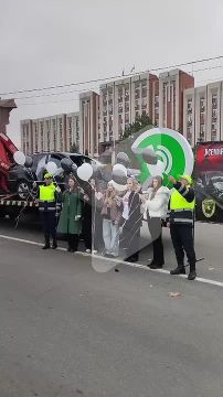 Под звуки клаксонов в небо выпустили 13 чёрно-белых шаров