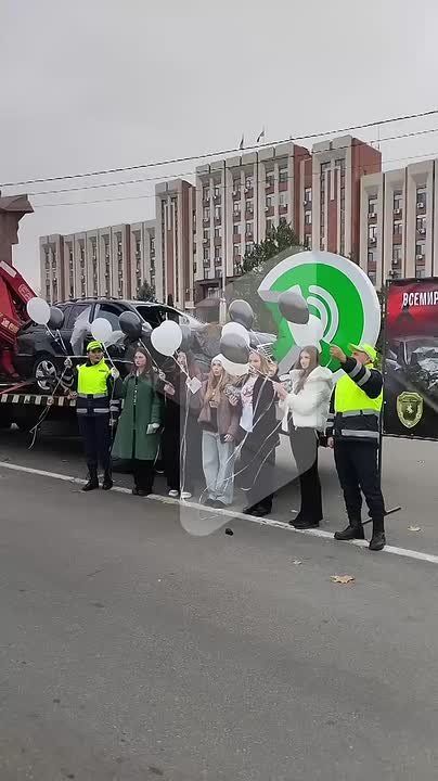 Под звуки клаксонов в небо выпустили 13 чёрно-белых шаров