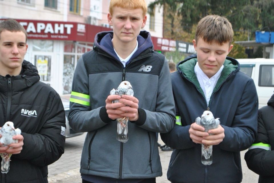 В Слободзее сотрудники ГАИ вместе с подростками выпустили в небо 13 голубей