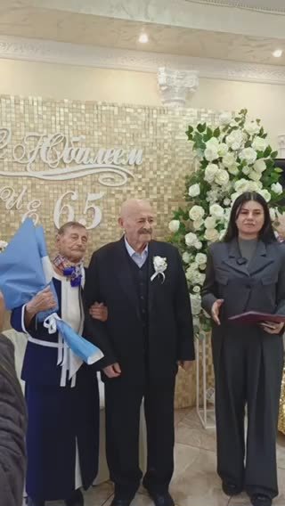 Иван Андреевич и Екатерина Антоновна прожили вместе 65 лет и в день своей железной свадьбы принимают подарки от своих внуков и правнуков