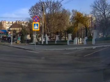 КАМАЗ чуть не сбил школьника на пешеходном у церкви в центре Тирасполя