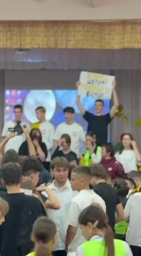 Футболисты растворились в толпе школьников