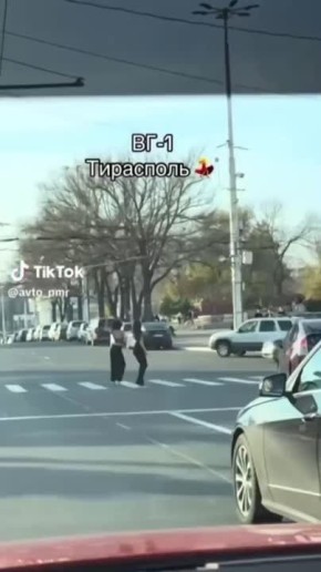 Танцующие на пешеходном переходе девушки без курток попали в объектив водителя «Порше» в центре Тирасполя
