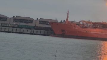 В дельте Дуная на границе Украины и Румынии горит танкер с сжиженным газом