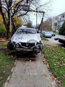 В Тирасполе «Мерседес» снёс столб, забор и часть гаража