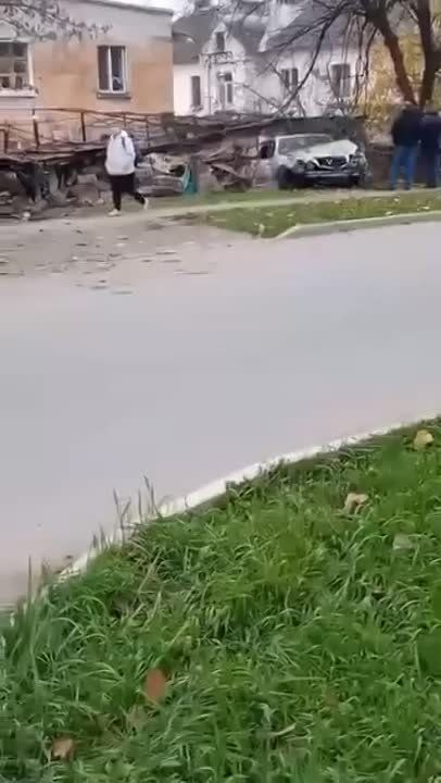 Мерседес вылетел с дороги и снёс котельцовый забор, часть гаража, столб и орех