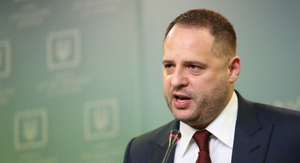 Зеленский завтра уволит главу своего офиса Ермака из-за коррупционного скандала, — пишут украинские СМИ