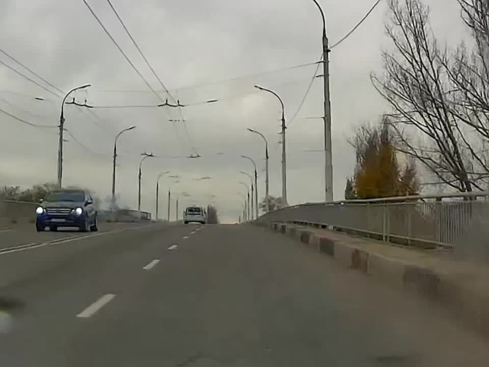 Куски асфальта пробили колесо машины на мосту по Шевченко