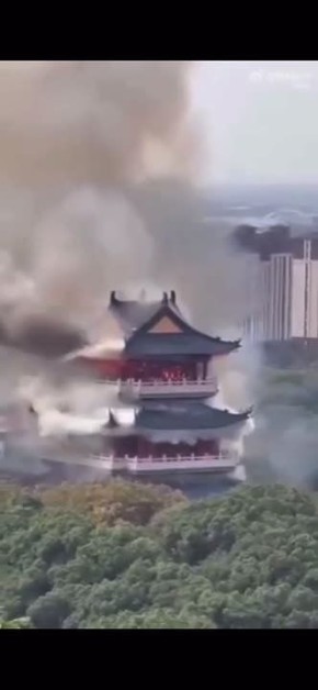 В Китае турист случайно поджёг тысячелетний храм Юнцин