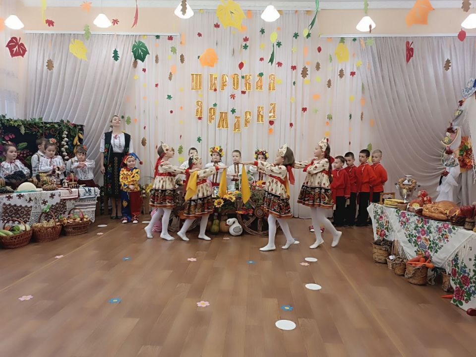 Самой яркой частью встречи стал фольклорный праздник «Широкая ярмарка», который провели для подготовительной группы