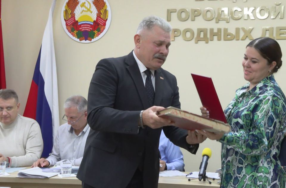 Особым моментом итоговой сессии стала передача новых экспонатов в Бендерский историко-краеведческий музей