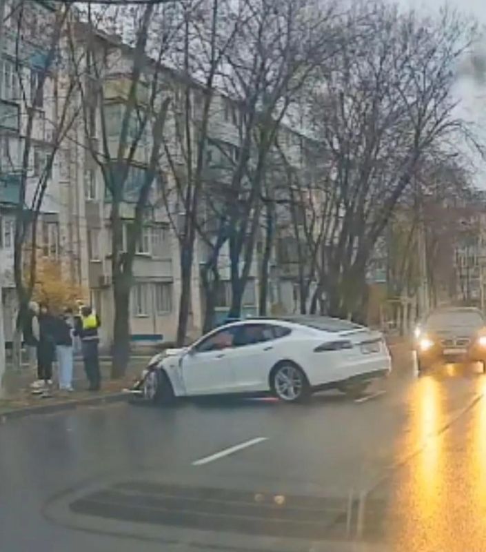 Разбитая «Тесла» стоит поперёк дороги на Балке в Тирасполе