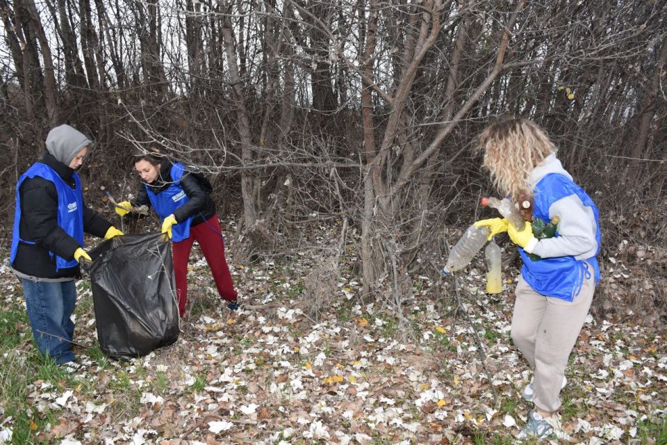 Молодёжь Каменки навела порядок на берегу Днестра