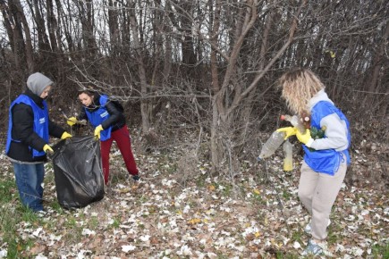 Молодёжь Каменки навела порядок на берегу Днестра