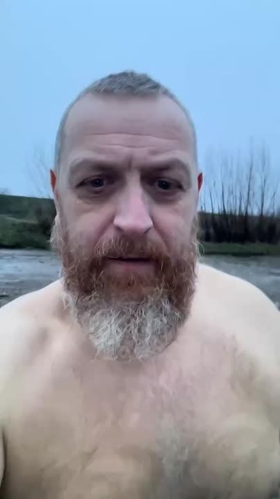 Бородатый дядька получает удовольствие утром в Тирасполе