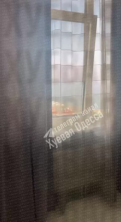 Кадры попадания сбитой "титанами ППО" "Герани" в жилой дом в Одессе