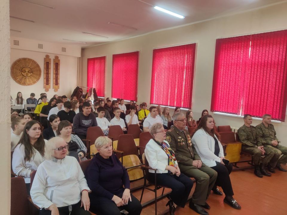 После торжественного открытия мемориальной доски школьники разошлись по классам, где прошли классные часы, посвящённые герою