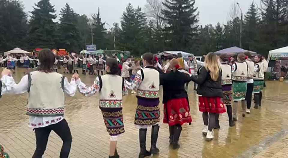 На Площади Победы уже во всю играет музыка и слышен топот каблучков - рыбничане объединились в веселый танец «Хора»