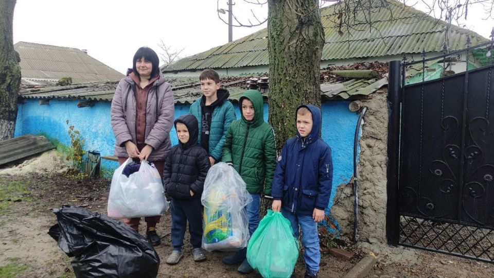 Многодетной семье Катан из Цыбулёвки сегодня привезли детскую одежду и обувь, холодильник, сладости и игрушки