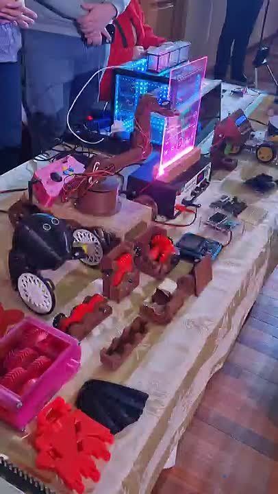 В рамках форума между выступлениями экспертов участникам предоставляется возможность ознакомиться с достижениями приднестровской IT-сферы и поучаствовать в увлекательной викторине